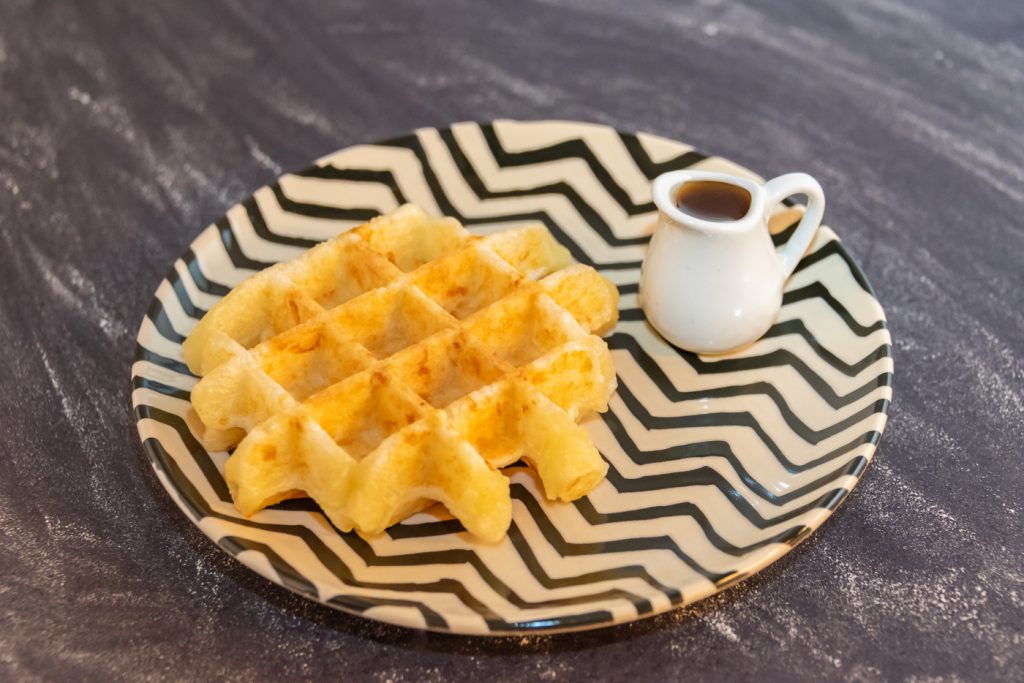Belga Wafel_Wafel pão de queijo com mel artesanal_crédito Mauricio Moreno